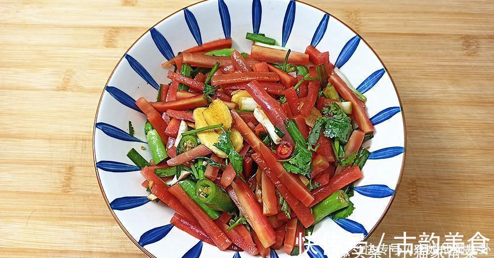 小猫|胡萝卜别再炒着吃了,教你做成小腌菜,清脆爽口过瘾,好吃下饭