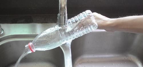 塑料瓶|洗碗池里放一个塑料瓶,真是厉害了,一年能省不少钱,都学学吧