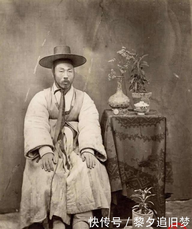 盔甲|晚清老照片女子穿全副盔甲 僧人地位如二品官员