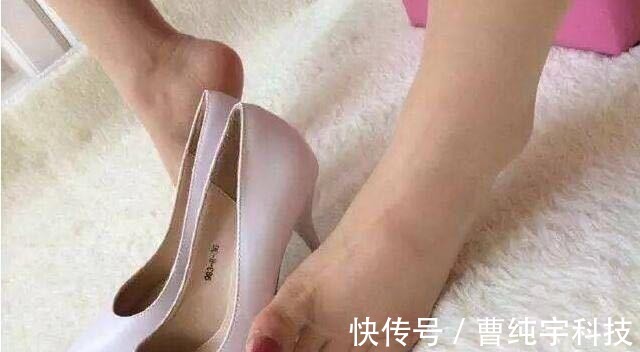 鞋头 尖尖细高跟,鞋头犀利地指向前方,更显女人们雍容华贵的气质!