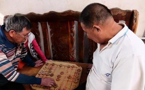 眼睛边出现这种小肉粒，多半是血脂高了，饭后坚持一件事稳定血脂