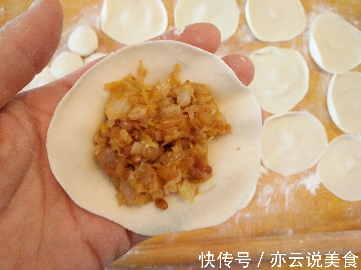 油渣新吃法,搭配酸菜调成馅儿,做成更有风味的饺子