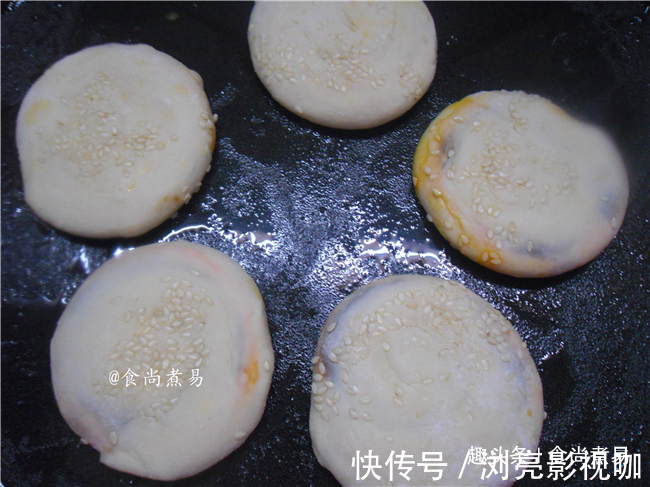 面团|半碗面粉加一勺酱,快速做一锅香喷喷的煎饼,好配方收起来