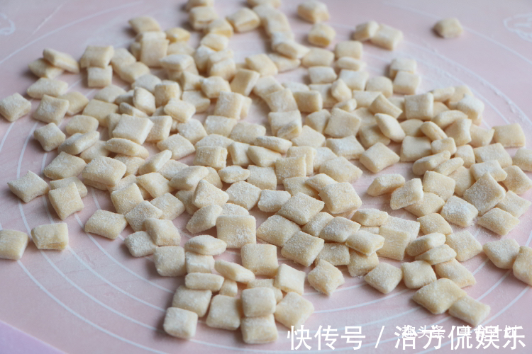 面粉里加2个鸡蛋，不用蒸不用炸，健康好吃，女儿一口一个停不了