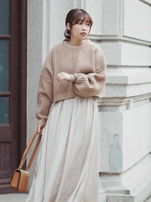 泡泡|日系的优雅风格穿搭指南,蓝色泡泡袖上衣搭条纹阔腿裤,温婉大气