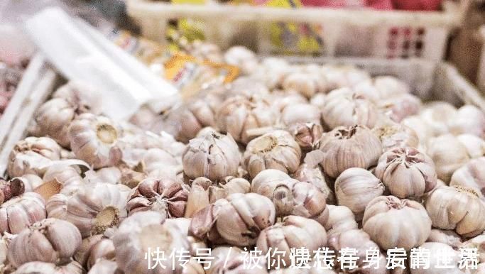 保存大蒜,别再放冰箱了,教你一个实用土方法,不发芽保存时间长