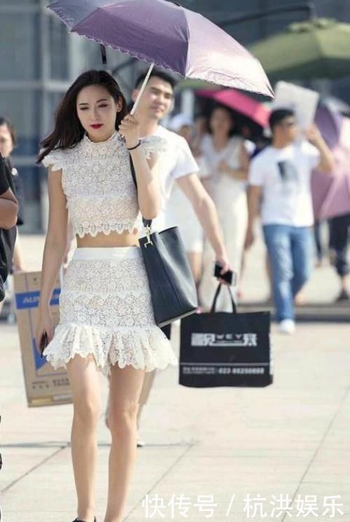 小姐姐|街拍小姐姐短袖衬衫搭配一步裙,简约风格装扮出的自然唯美