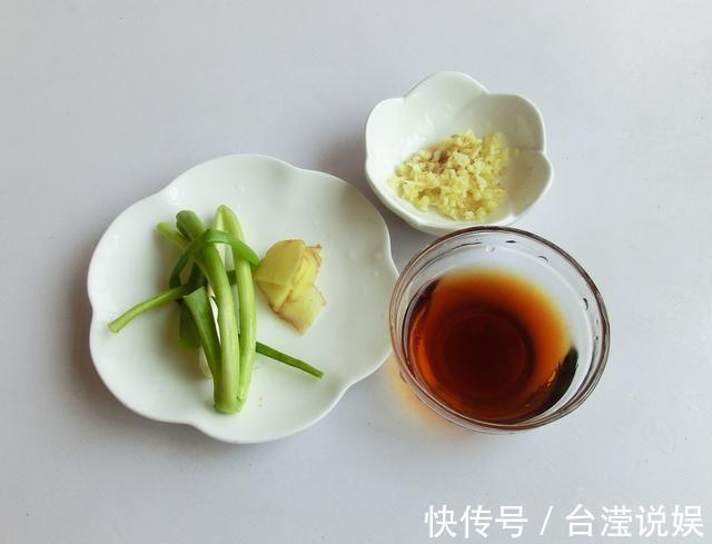 水煮大虾时，有人放盐有人放醋，大厨教你正确做法，香嫩还不腥