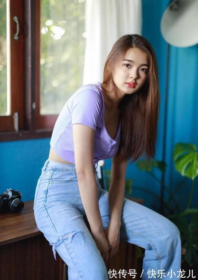 身材|省布料的小背心搭配宽松牛仔裤,秀出小姐姐的身材,也穿出了个性