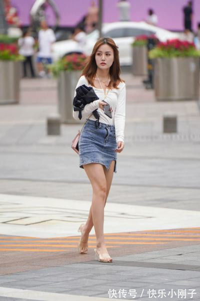 搭配 白色挂脖打底衫,搭配牛仔包臀裙,时尚干练又大气