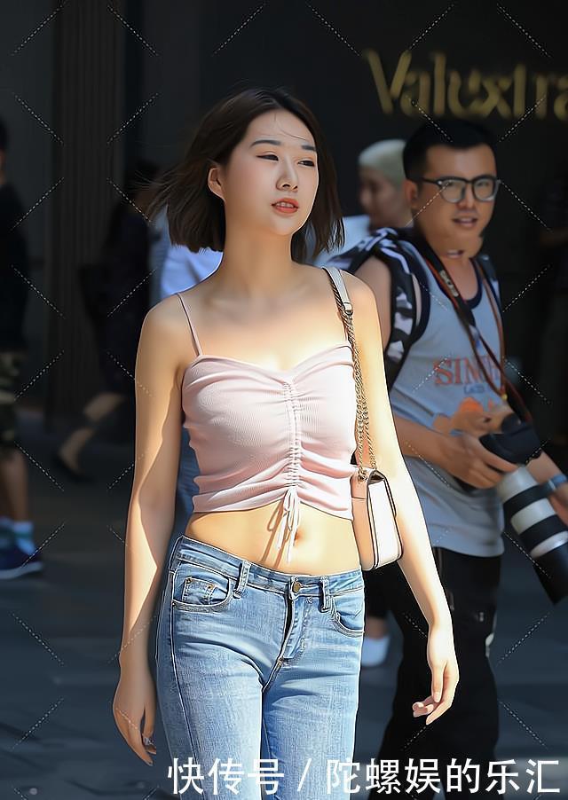 穿搭|蓝色紧身牛仔裤搭配粉色短款上衣,清新又自然,显瘦还显高