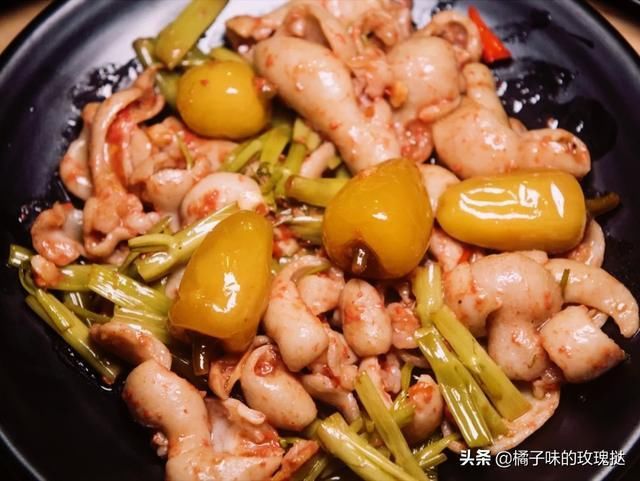 圆泡椒|酸辣开胃又下饭的家常菜：泡椒牛蛙，酒糟炒大肠，泡椒酸菜墨鱼仔