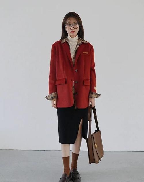 2021年春天流行的“毛呢小西装”，下装这样搭配很时髦，有韩范！