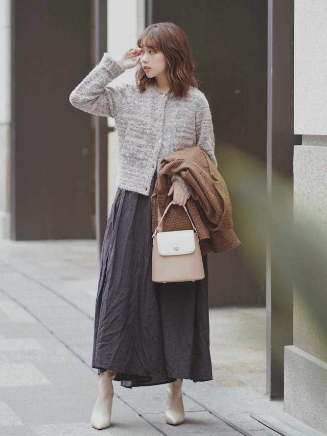 半身裙 40+女生秋天备这3条裙子,搭配西服、针织衫更优雅,时髦又减龄