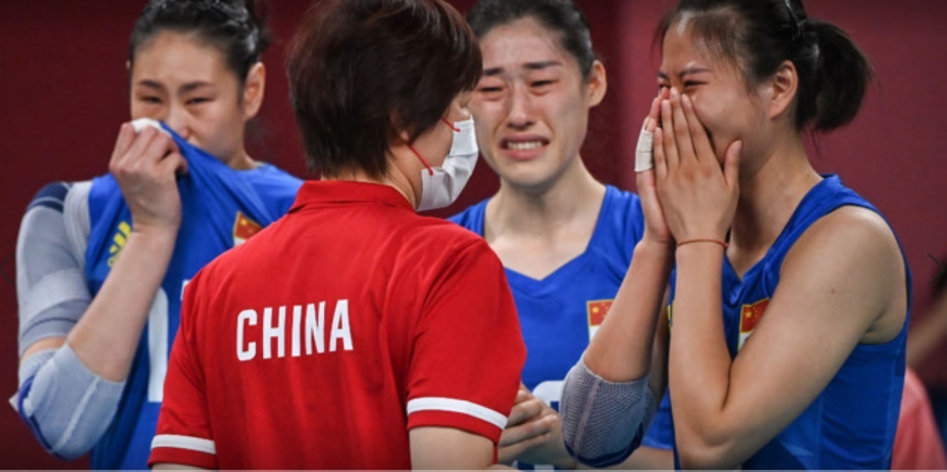 刘晓彤|看哭!丁霞拥抱郎平10秒钟,全队飙泪,现场配乐:阳光总在风雨后