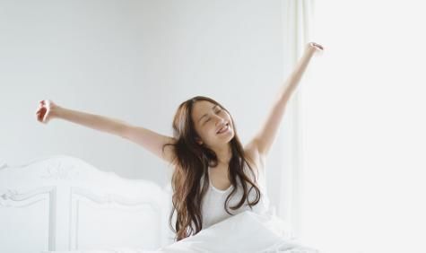 早上起床,第一件事不是排便,也不是喝水,专家教你这么做