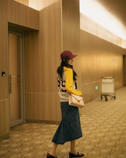 今年开春流行一种新穿法，叫“短外套+乐福鞋”，时髦洋气忒有范