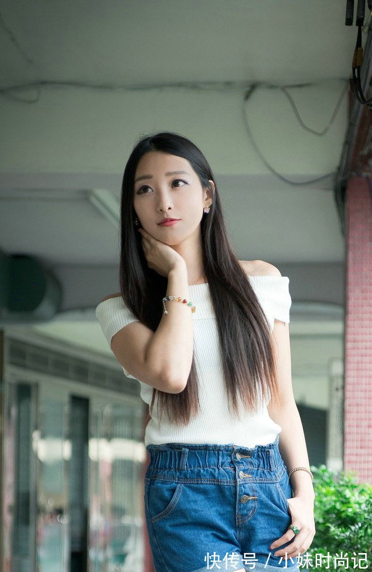 小衫|白色的一字肩小衫, 搭配牛仔短裤, 举手投足间都能展现出你的清新