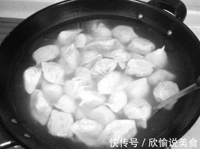 为什么煮饺子总是破皮，其实你只是差了这一步，难怪饺子会撒包！