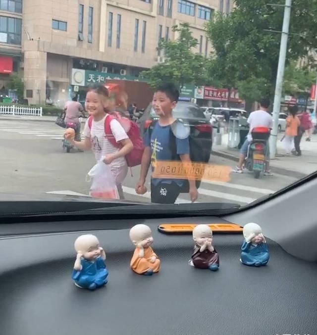 儿子|妈妈接儿子放学,儿子竟装作不认识,看到儿子身边女同学,妈妈恍然大悟