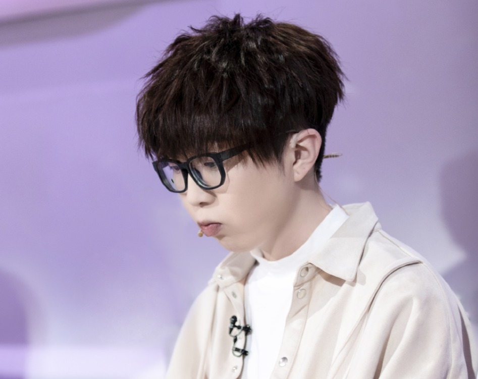 话说回来|叫“前辈”太见外,叫“by2姐姐”又显热络,谁注意毛不易叫法