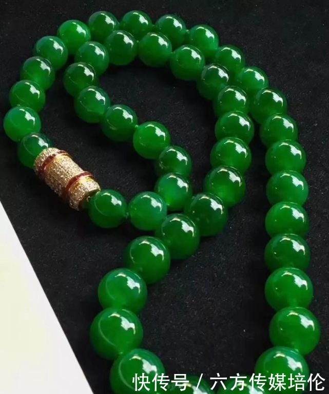 到底|挑翡翠,到底是越透越好,还是越绿越好?