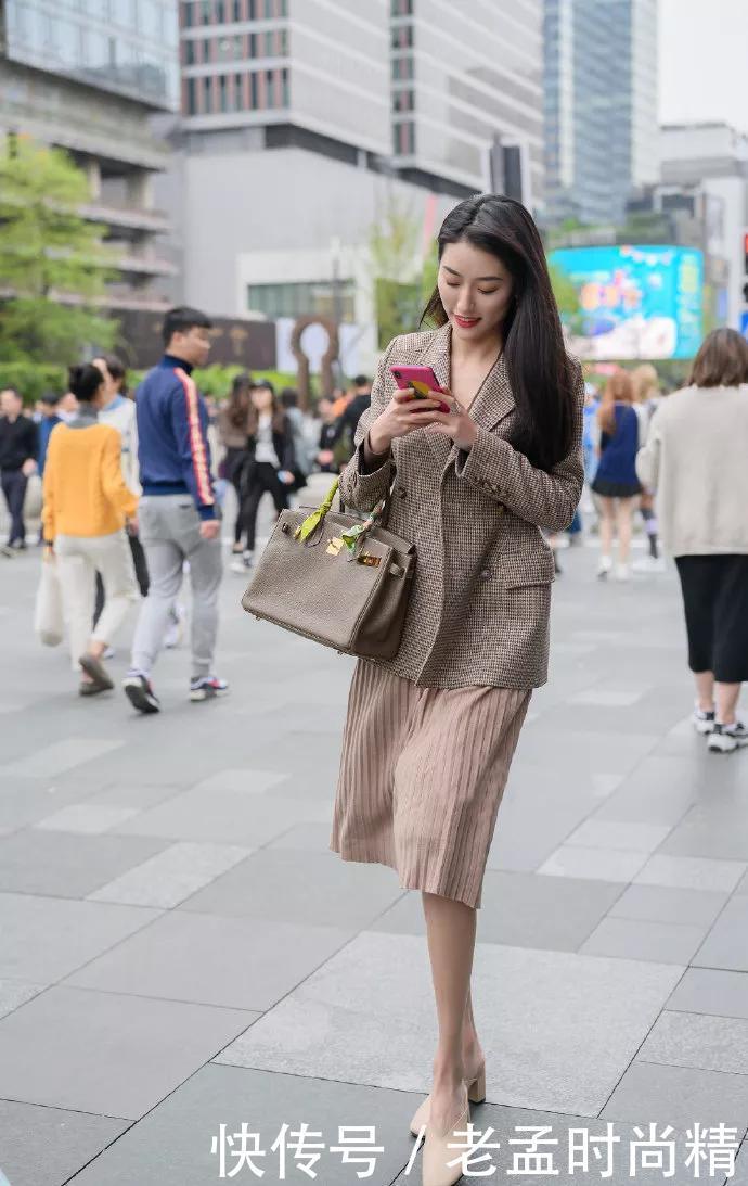 美女职业装搭配一双银色的高跟鞋, 十分的气质, 经典时尚又有魅力