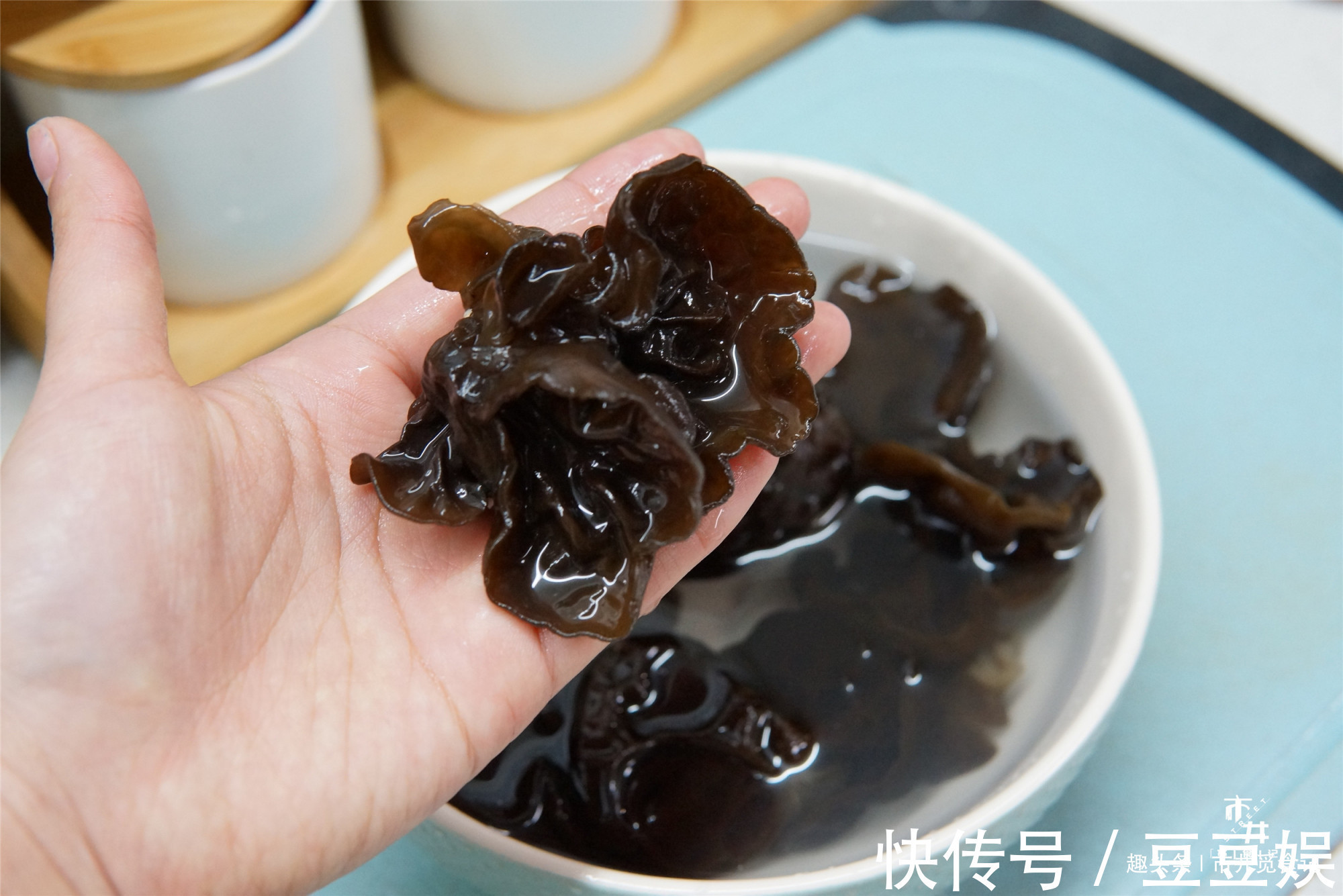 炒木耳时,锅里“噼啪”炸响,大厨教你小窍门,不炸锅还更好吃