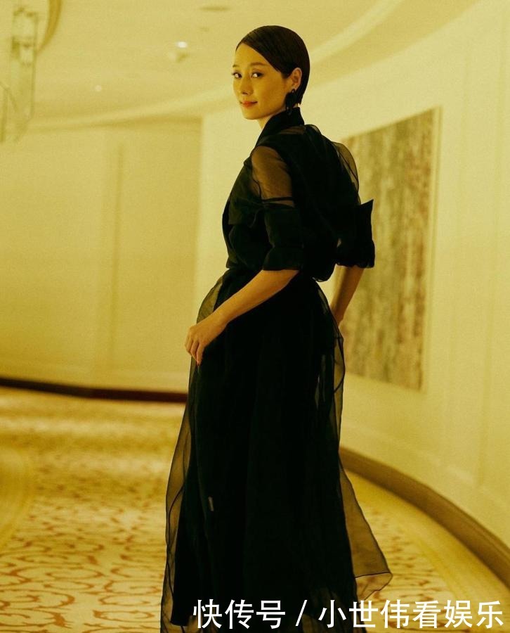 马伊琍终于认真打扮自己,穿黑纱裙优雅又高级,44岁美出国际范