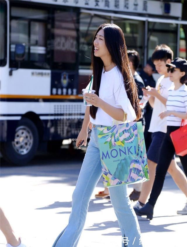 短靴|喇叭牛仔裤也会穿出显身材的效果,搭配一双牛仔短靴,会更好看!