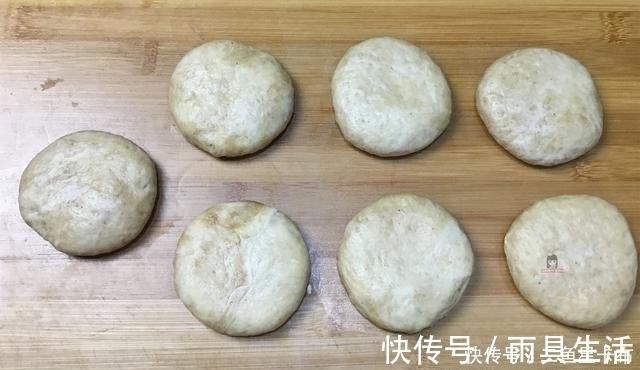 麻酱|想吃麻酱烧饼吗老阿姨教你自己在家做,酥脆香甜,个个鼓大包