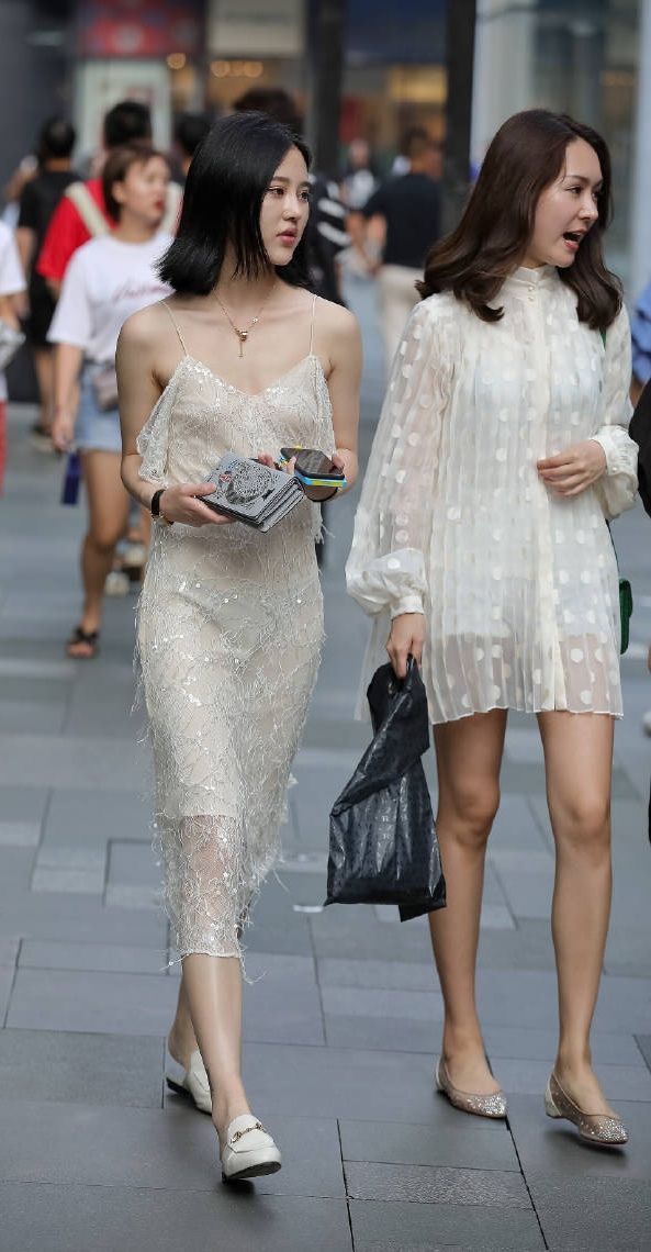 街拍!娇滴滴的感觉!两位小姐姐,你更喜欢哪一位?