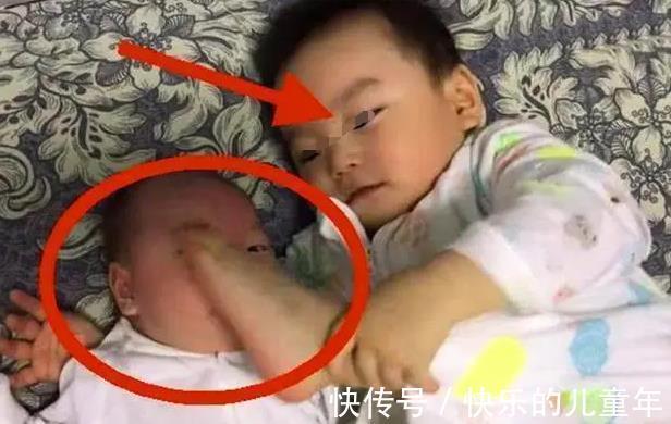 小二宝|二胎养娃法则：有多爱二宝，就要多偏向大宝，别误会孩子的嫉妒心