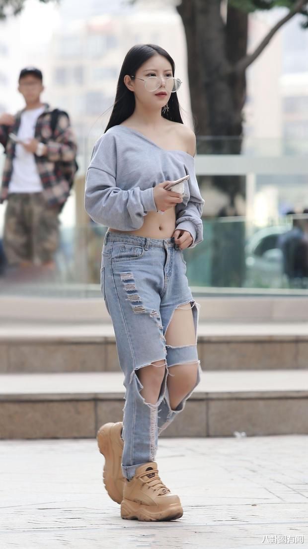 破牛仔裤配上肚脐衬衫，不是普通的潮，而是令人感冒引人注目的美