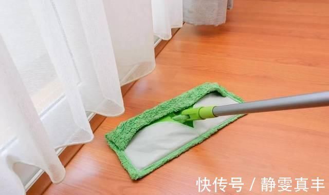 清水|拖地用清水等于白拖，老保姆巧用一个妙招，地板一尘不染