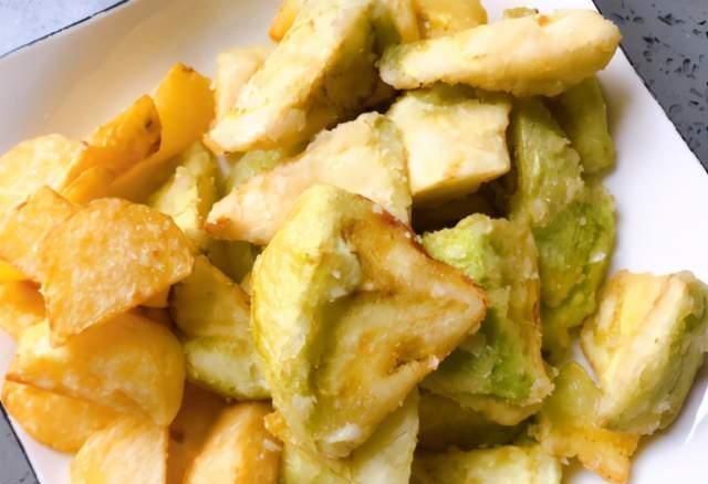 烧茄子|烧茄子时,不可直接放油,大厨说多加1个步骤,茄子不发黑不吸油