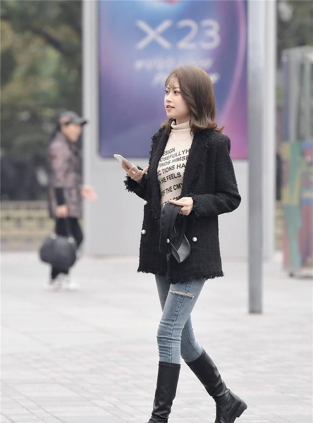 秋装 紧身牛仔裤搭配长靴,秋天的时尚穿搭,外套也少不了