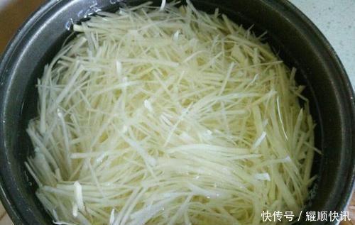 炒土豆丝不要直接下锅,多加“这1步”,土豆爽脆可口不粘锅
