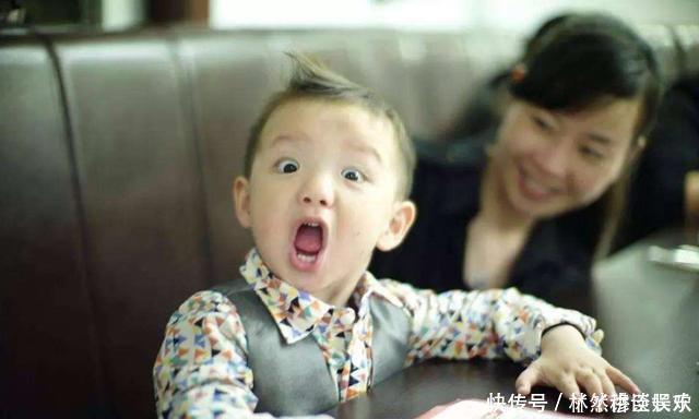 公交车上女儿突然喊脚疼，宝妈低头一看报了警，乘客称赞孩子聪明