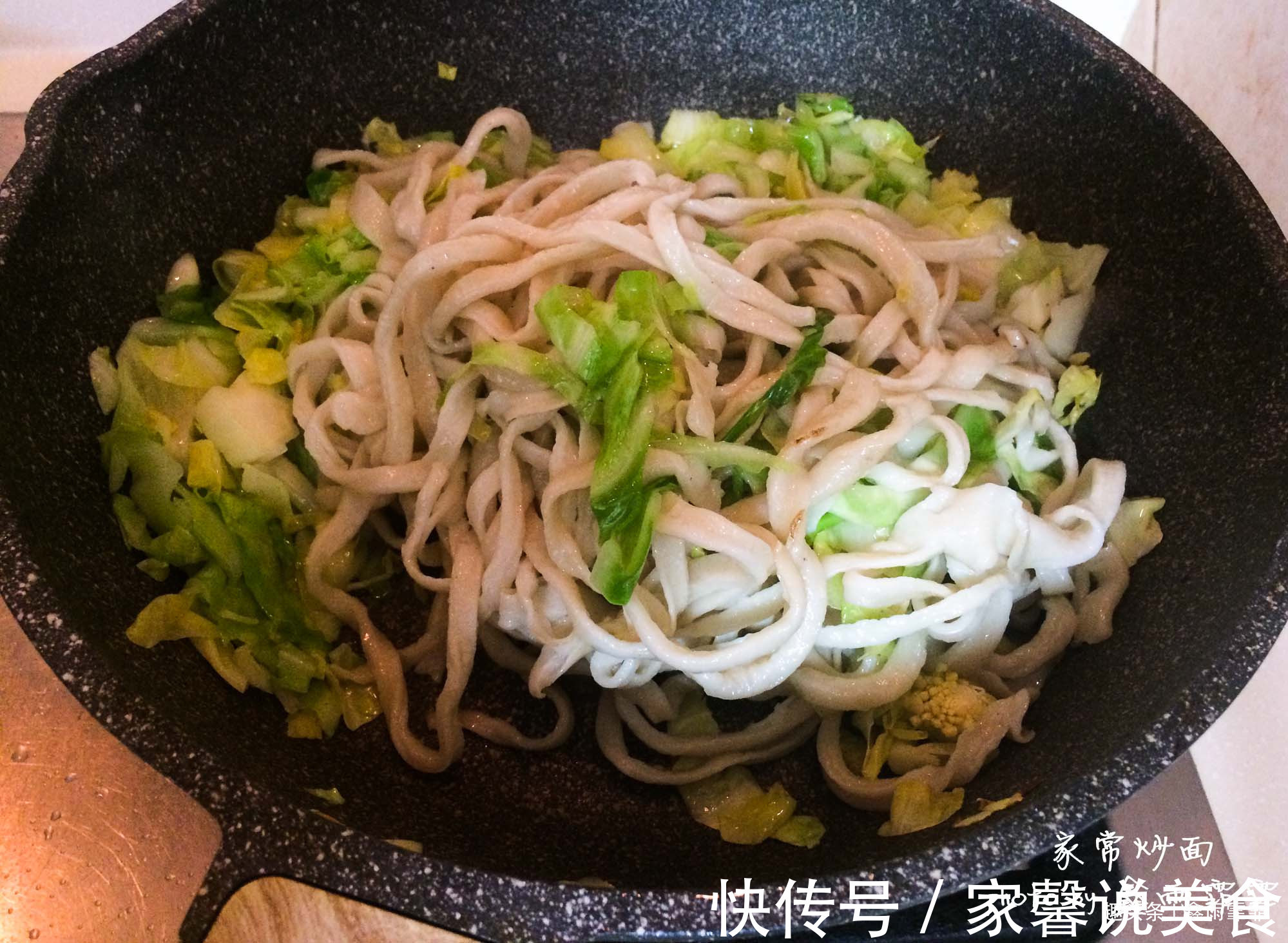 一个人在家,没心思做饭,弄一碗炒面,不仅能填饱肚子,营养足够