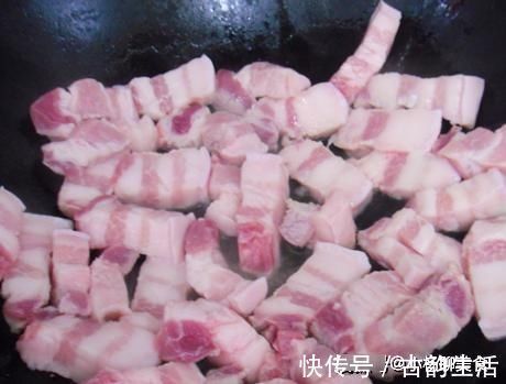 糖色|红烧肉用酱油上色总是发黑?大厨透露1点技巧,块块都是琥珀色