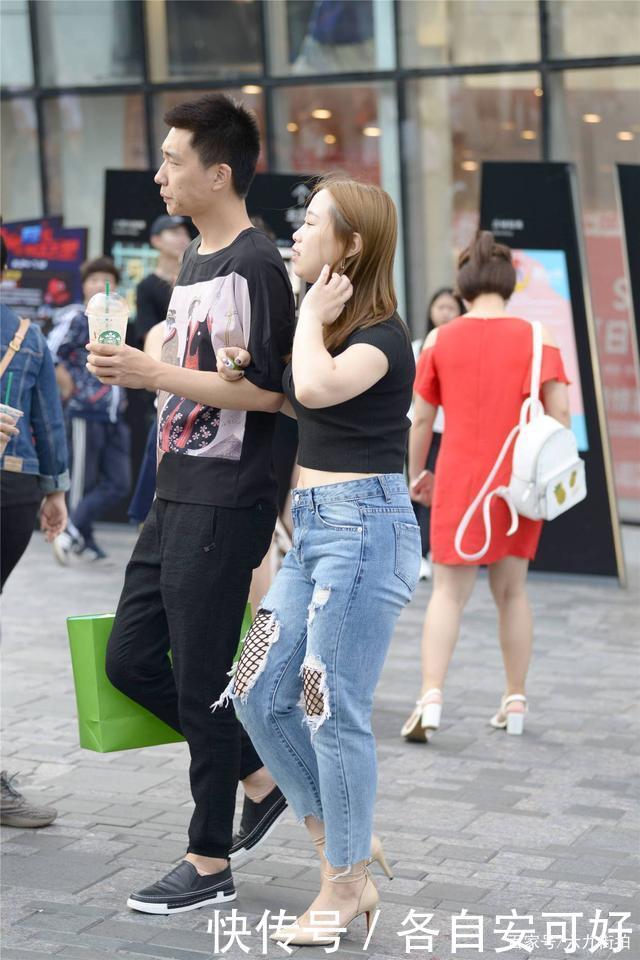 时尚妹妹的简单穿搭，一款牛仔裤就能配出简约风格