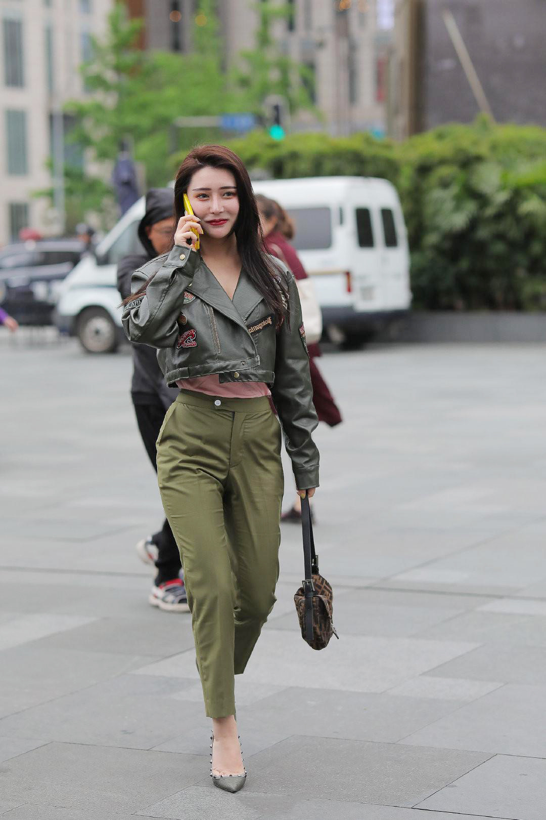 军绿色|又到了穿机车皮衣搭配绿色小脚裤的时候,帅气又美丽
