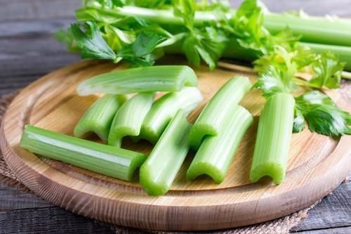 芹菜|天冷了，這蔬菜該多吃，渾身是寶，葉子不少人當垃圾扔了，太可惜