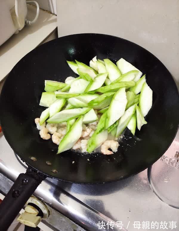 丝瓜|退休老两口，热夏爱吃的这道家常菜，讲究营养搭配，懂吃更健康