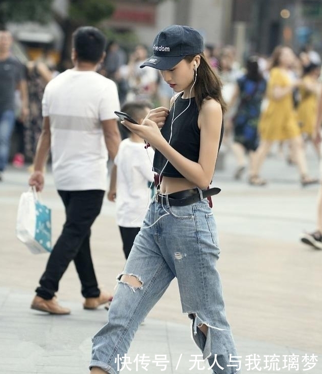 街拍：穿破洞裤的小姐姐，清爽的半腰背心特别性感