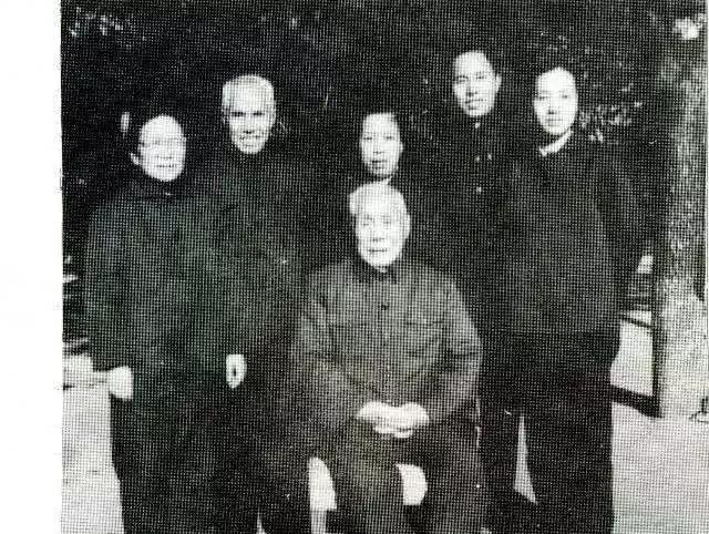 首长|一位老乞丐找到红军,身份令师首长惊讶,总理竟亲自出门迎接