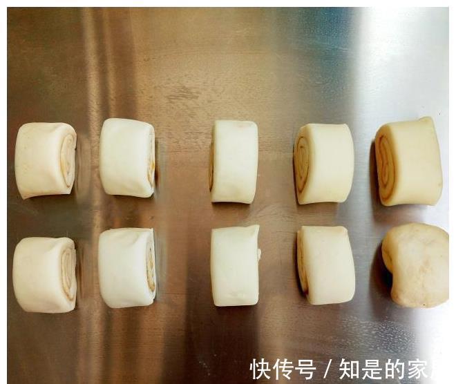 吃腻|吃腻了馒头，试试这款香煎小油卷，表皮松软底部酥脆，无敌美味