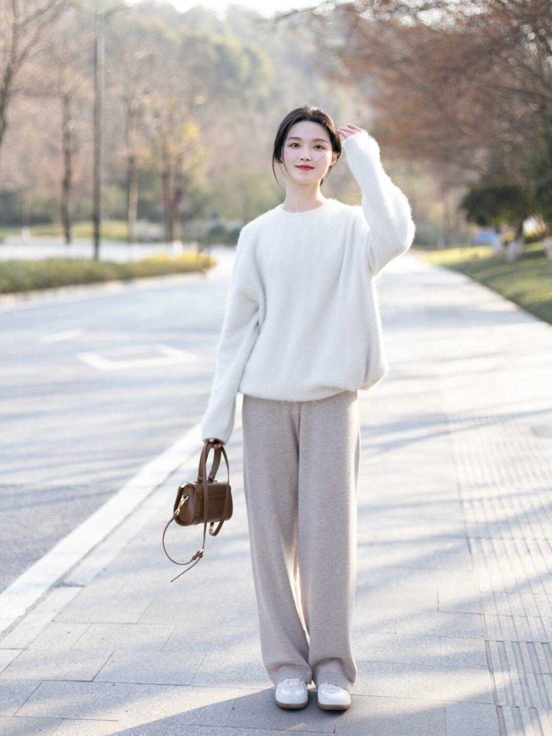 羽绒服|冬天想要穿出气质感,选对内搭很重要,这些单品日常简约又不挑人