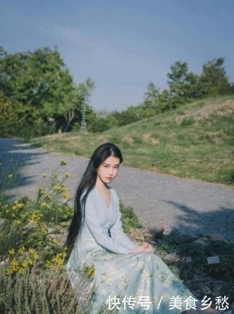 路人街拍，小姐姐脚踩夏日高跟鞋看着也很有范呢